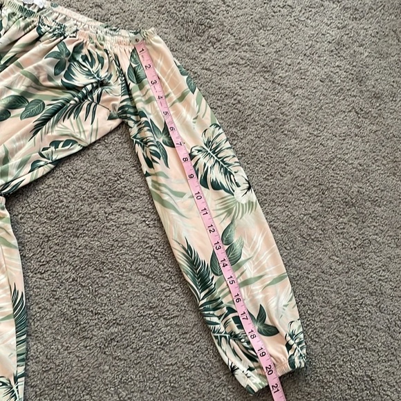 Ardene Basic Collection | Pink & Green Long Sleeve Tropical Floral Romper Large - Picture 7 of 10